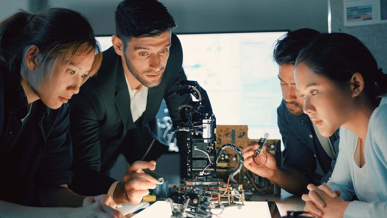 The Role of the CEO in Navigating GenAI cou_202502555
